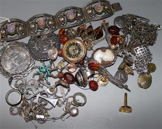 Assorted silver and other jewellery.